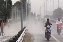 “Bão bụi” tấn công người đi xe máy trên đường dẫn cao tốc TP HCM