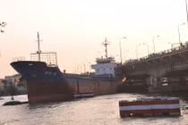 Tàu, sà lan liên tục va chạm cầu huyết mạch từ các tỉnh vào TPHCM