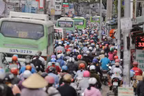 TP HCM: Hành khách la liệt, nhếch nhác tại bến xe Miền Đông 