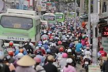 TP HCM: Hành khách la liệt, nhếch nhác tại bến xe Miền Đông 