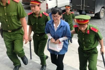 Lừa đảo hơn 1.000 tỷ, Huỳnh Thị Huyền Như vẫn cười tươi khi tới Tòa