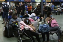 Ảnh: Mưa lớn, hàng nghìn hành khách khốn khổ tại bến xe miền Đông