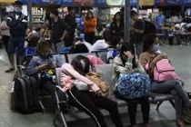 Ảnh: Mưa lớn, hàng nghìn hành khách khốn khổ tại bến xe miền Đông