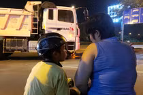 Lạnh người cảnh bé trai gọi “mẹ ơi” từ dưới gầm xe 15 tấn