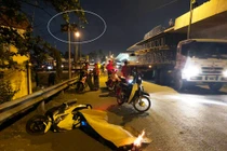 Kinh hoàng xe tải cán chết người trên cầu rồi bỏ chạy