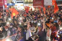 “Trắng đêm” xuống đường mừng chiến thắng lịch sử của U23 Việt Nam