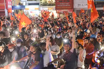 “Trắng đêm” xuống đường mừng chiến thắng lịch sử của U23 Việt Nam
