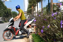 Xem dân Hà Nội liều lĩnh “vượt rào” để vào KĐT Văn Phú