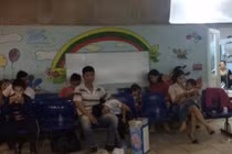 51 học sinh bị ong đốt đang cấp cứu tại BV Bạch Mai