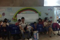 51 học sinh bị ong đốt đang cấp cứu tại BV Bạch Mai