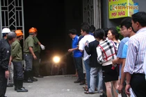 Người dân xếp hàng vào hầm lấy xe sau vụ cháy Xa La