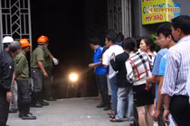 Người dân xếp hàng vào hầm lấy xe sau vụ cháy Xa La