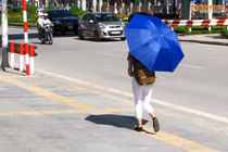 Xem người dân Hà Nội đối phó nắng nóng giữa... mùa đông