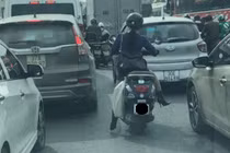 Đam mê xe đẹp nhưng chân quá ngắn, người phụ nữ tạo nên hình ảnh chật vật trên phố đông