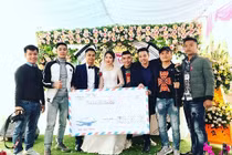 Hội bạn thân tặng chú rể Bắc Giang phong bì mừng cưới khổng lồ