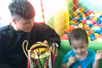 Quang Hải, Bùi Tiến Dũng giữ lời hứa trao cúp tới cậu bé mắc ung thư não