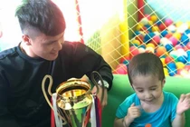 Quang Hải, Bùi Tiến Dũng giữ lời hứa trao cúp tới cậu bé mắc ung thư não