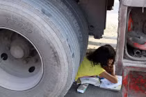 Bị cán nát nửa người, bé gái dũng cảm không khóc