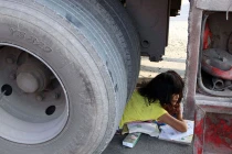 Bị cán nát nửa người, bé gái dũng cảm không khóc