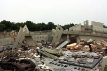 Cận cảnh “ốc đảo” bên trong miệng núi lửa