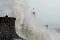 Kinh hoàng sóng tử thần, cao 6m trong siêu bão Haiyan