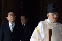 TQ sôi sục phản đối Thủ tướng Nhật thăm đền chiến tranh