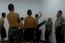 Chùm ảnh: Lính cứu hỏa đánh dập, hành hung tân binh