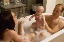 Lộ ảnh tắm chung của gia đình hoàng gia William - Kate?