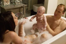 Lộ ảnh tắm chung của gia đình hoàng gia William - Kate?