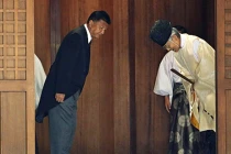 Bộ trưởng Nhật thăm đền Yasukuni, chọc tức TQ