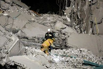 Chung cư 22 tầng sập, chôn vùi hàng chục người