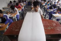  Muôn vàn kiểu chống nóng khó đỡ ở TQ