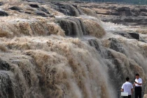 Thác Hukou “nổi cơn thịnh nộ” mùa lũ