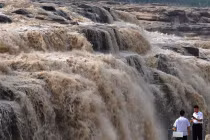 Thác Hukou “nổi cơn thịnh nộ” mùa lũ