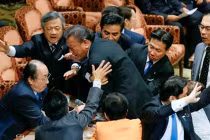 Nghị sĩ Nhật "thượng cẳng chân, hạ cẳng tay"