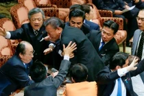 Nghị sĩ Nhật "thượng cẳng chân, hạ cẳng tay"