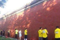 Dậy sóng hình ảnh vận động viên "tè bậy" vào di sản