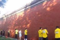 Dậy sóng hình ảnh vận động viên "tè bậy" vào di sản