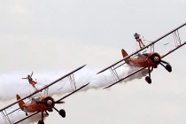 Ngoạn mục 2 bé gái trình diễn trên cánh máy bay