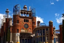 Lộng lẫy nhà thờ từ phế thải của một cựu tu sĩ 