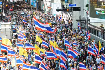 Trực thăng Thái rải truyền đơn cảnh báo người biểu tình