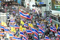 Trực thăng Thái rải truyền đơn cảnh báo người biểu tình