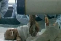 Chấn động bé 3 tháng tuổi bị ném vào nồi nước sôi