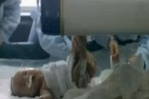 Chấn động bé 3 tháng tuổi bị ném vào nồi nước sôi