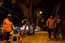 Cám cảnh mẹ kèm con gái học bên lề đường