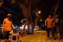 Cám cảnh mẹ kèm con gái học bên lề đường