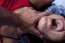 Phẫn nộ bé gái 13 tuổi bị hiếp tập thể rồi thiêu sống