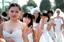 Ngắm dàn chân dài diện váy cưới làm từ giấy vệ sinh