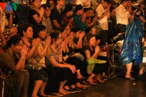 Hàng ngàn người đội mưa làm lễ Vu lan trên đường