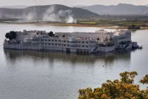 Tráng lệ lâu đài trắng nổi giữa lòng hồ Pichola 